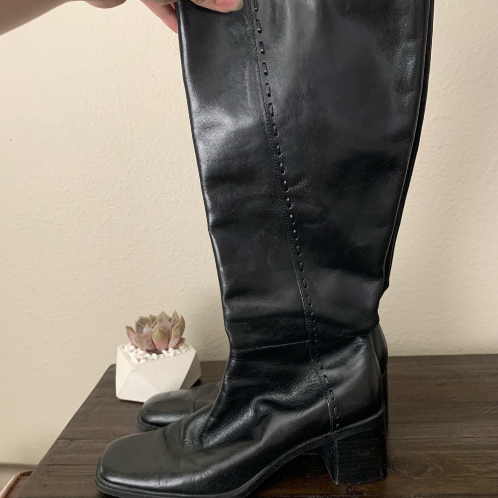 I’m selling a pair of Bandolino thigh high boots.